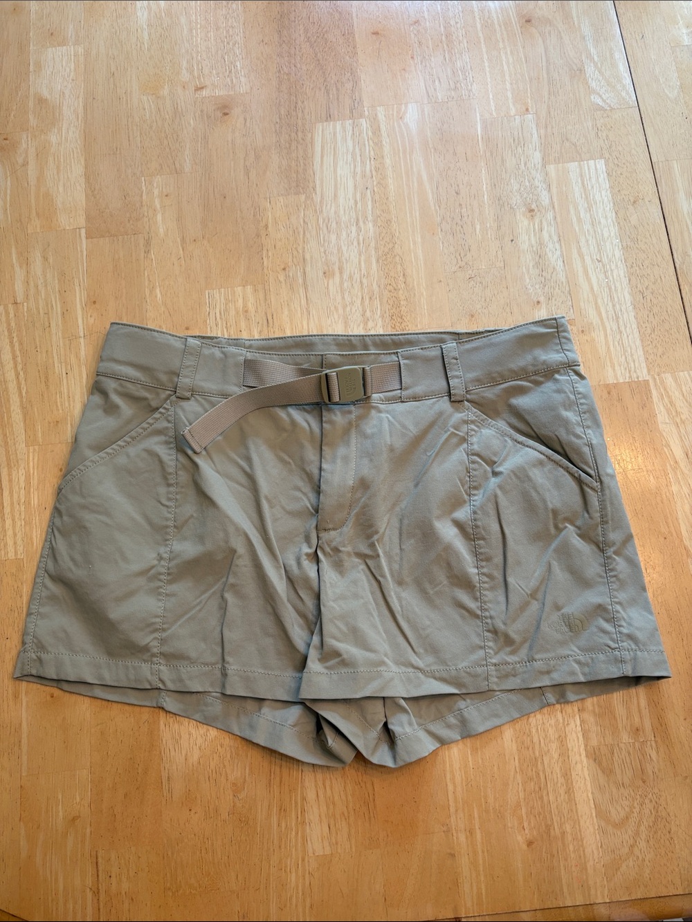 THE NORTH FACE PARAMOUNT tan active shorts with Integrated Belt